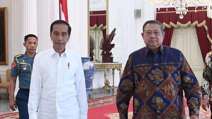 Ketum Partai Demokrat (PD) Susilo Bambang Yudhoyono (SBY) bertemu dengan Presiden Joko Widodo di Istana. Mereka membahas masalahan politik hingga ekonomi.