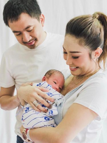 Ayu Dewi dan Regi Datau