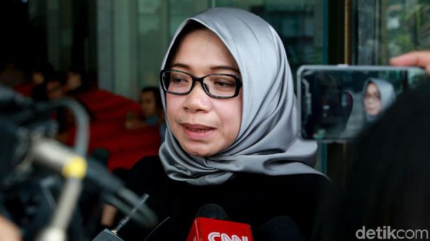 Eks Wakil Ketua Komisi VII DPR Eni Maulani Saragih diperiksa KPK. Ia diperiksa sebagai saksi untuk tersangka kasus dugaan suap Samin Tan.