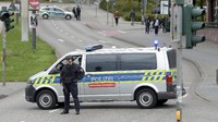 Polisi bersenjata menutup akses menuju lokasi kejadian. Reuters/Fabrizio Bensch.