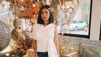 Nah, Angela juga terkenal dengan gayanya yang hist dan modis. Ini fotonya saat bersantai di salah satu kafe Instagrammable.  Foto: Instagram @angelalee87