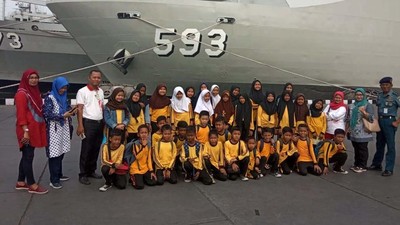 Siswa SD Jelajahi KRI Banda Aceh 593