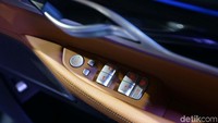 The New BMW 740Li Opulence hadir dengan kursi belakang Executive Lounge untuk menunjang faktor keamanan dan kenyamanan penumpang. Di samping four-zone automatic climate control, bangku dapat disetel secara elektrik, dan fungsi pijat di bagian belakang, paket interior ini juga mencakup ventilasi aktif untuk semua bangku, dan Rear-seat entertainment Experience termasuk BMW Touch Command.