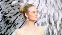 Pesona Elle begitu terasa dengan gaya rambut cepol dan detail makeup yang digunakannya pada malam itu. Tim P. Whitby/Getty Images
