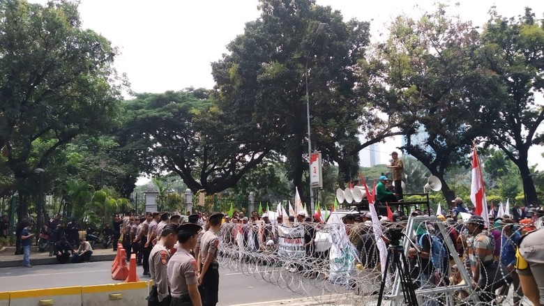 Massa Petani Gelar Aksi, Minta Jokowi Percepat Redistribusi Perhutanan Sosial Massa Petani Gelar Aksi, Minta Jokowi Percepat Redistribusi Perhutanan Sosial