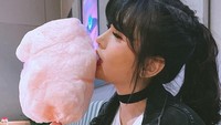 Arum manis super besar ini mampu dihabiskan Angela dalam waktu yang singkat. Mengingat Angela memang penggemar makanan manis. Foto: Instagram @angelalee87