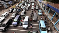 Antrean panjang kendaraan terlihat di kawasan Gambir, Jakarta, Kamis (10/10/2019).