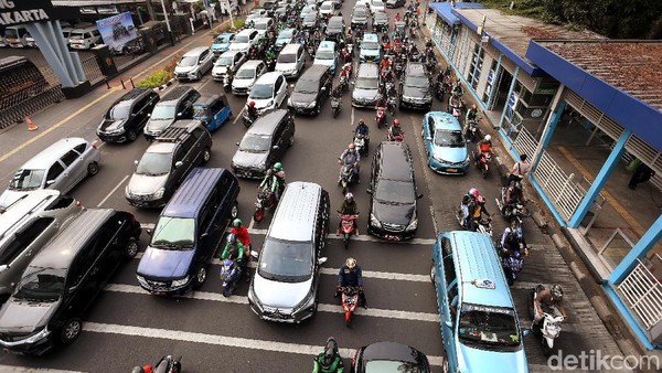 Kemacetan di Gambir Imbas Pengalihan Arus Lalu Lintas Demo