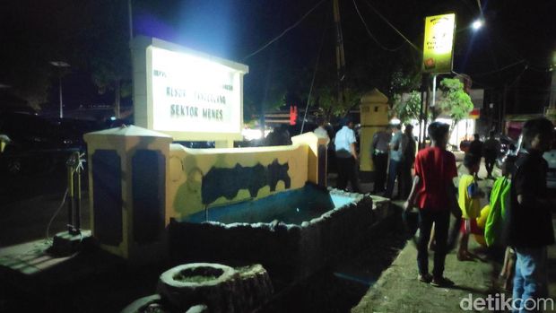 Warga Masih Berkumpul di Sekitar Lokasi Penusukan Wiranto