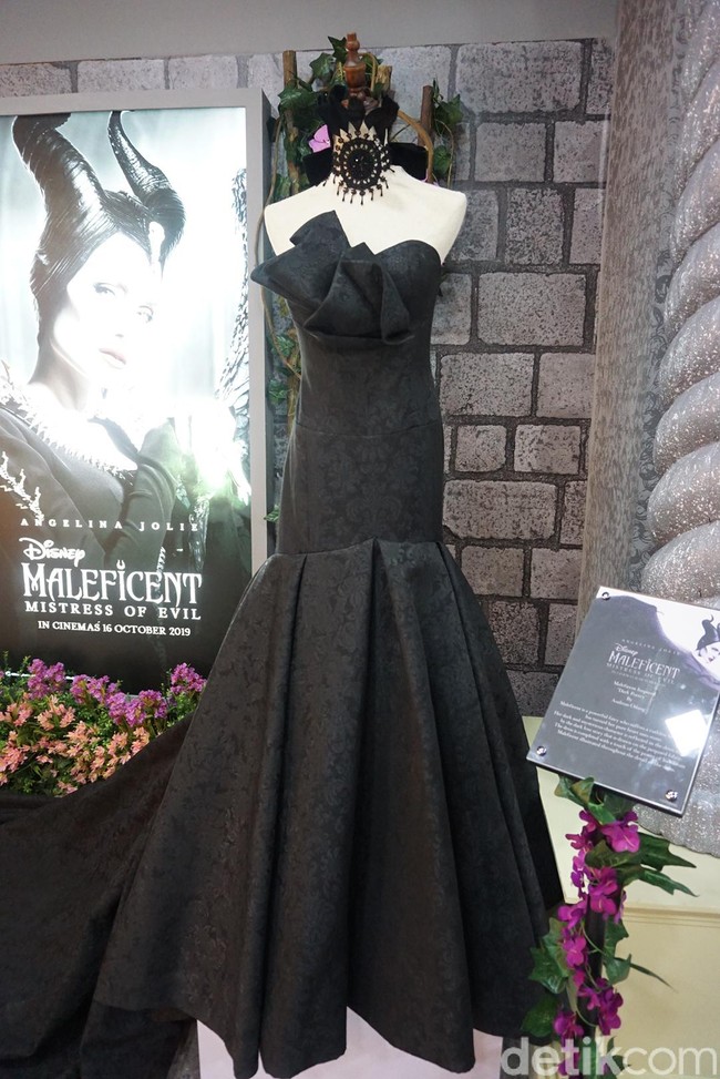 Gaun berwarna hitam bernama Dark Poetry karya desainer Andreas Odang ini terinspirasi dari karakter utama yaitu Maleficent sendiri yang dalam film diperankan Angelina Jolie. Gaun yang terbuat dari bahan jacquard ini mencerminkan kegelapan dan kemisteriusan yang dimiliki Maleficent. Pola dan detail pada gaun melambangkan kekuatan cinta yang dimiliki oleh Maleficent. Foto: Vina Oktiani/Wolipop