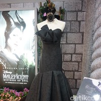Gaun berwarna hitam bernama Dark Poetry karya desainer Andreas Odang ini terinspirasi dari karakter utama yaitu Maleficent sendiri yang dalam film diperankan Angelina Jolie. Gaun yang terbuat dari bahan jacquard ini mencerminkan kegelapan dan kemisteriusan yang dimiliki Maleficent. Pola dan detail pada gaun melambangkan kekuatan cinta yang dimiliki oleh Maleficent. Foto: Vina Oktiani/Wolipop