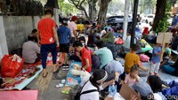Sejumlah pencari suaka nampak menggelar tikar di depan kantor UNHCR yang berada di Jalan Kebon Sirih, Jakarta Pusat, Kamis (10/10/2019).
