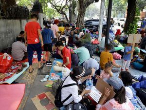 Potret Para Pencari Suaka Gelar Tikar di Depan Kantor UNHCR