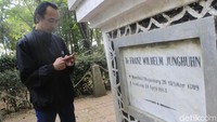 Sejarah penanaman pohon kina pertama oleh Junghuhn ditandai dengan berdirinya sebuah tugu di Desa Jayagiri, Lembang, Kabupaten Bandung Barat (KBB). Tugu itu kini dikenal warga sebagai Taman Junghuhn. (Yudha Maulana/detikcom)