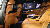 Kabin THE NEW 7 ditingkatkan dengan sentuhan Design Pure Excellence. Hadir dengan headliner Alcantara, door sill Fine Brushed Aluminium, jahitan dekoratif yang presisi di bagian bawah panel instrument berbahan Nappa leather, dan desain kontemporer Fine-wood trim Poplar Grain Grey untuk penutup outlet sabuk pengaman, armrest dan handle di bagian belakang.