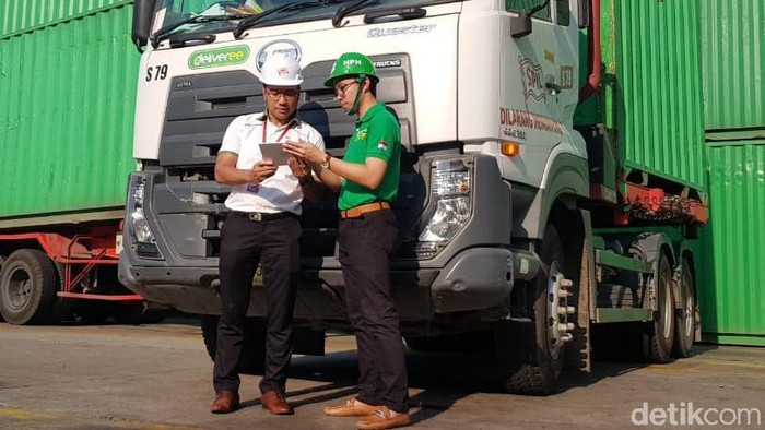 Co-Head of Demand Deliveree Indonesia (kaos hijau) memberi penjelasan order pengiriman barang