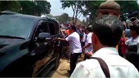 Mobil itu kemudian langsung membawa Wiranto setelah diserang. Foto: Istimewa