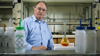 Wittingham berpose di laboratoriumnya. Foto: Reuters