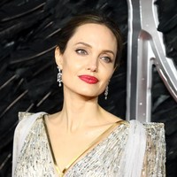 Di Instagram, Ralph & Russo menjelaskan bahwa gaun Angelina ini terbuat dari chiffon yang berlapis-lapis serta tule yang diolah dengan teknik lipit. Detail beads dan rantai ikut menghiasinya, berikut kristal Swarovski jenis laba-laba. Foto: Tim P. Whitby/Getty Images