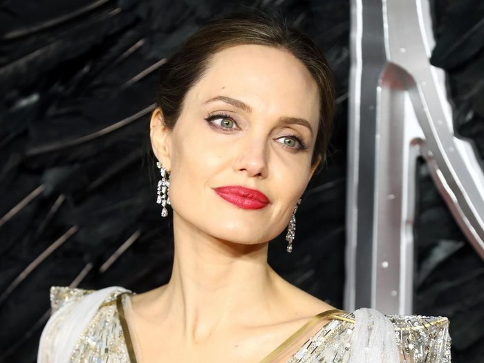 Angelina Jolie Foto Bareng Lebah