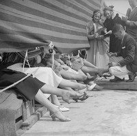 Agar juri tidak terpengaruh, wajah peserta pun ditutupi dan para juri bisa lebih obyektif dalam menilai siapa peserta dengan kaki terindah. Foto: Getty Images