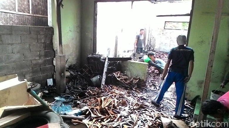 Rumah Pengusaha Mebel di Ciamis Kebakaran, Uang Tunai Rp 75 Juta Hangus Rumah Pengusaha Mebel di Ciamis Kebakaran, Uang Tunai Rp 75 Juta Hangus