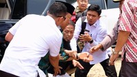 Di Indonesia, Mantan Menko Polhukam Wiranto juga pernah diserang di depan umum saat tengah berkunjung ke Pandeglang pada tahun 2019 lalu. Akibat kejadian tersebut Wiranto menderita dua luka tusukan di bagian depan tubuhnya. Dok. Polres Pandeglang.