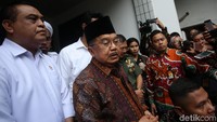 Wakil Presiden Jusuf Kalla (JK) membesuk Menko Polhukam Wiranto di RSPAD Gatot Soebroto, Jakarta, Kamis (10/10/2019).
