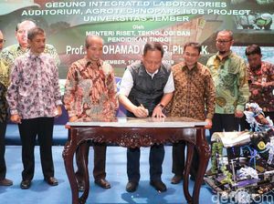 Balik dari Kampus Unej, Menristekdikti Diteriaki Protes Mahasiswa