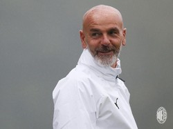 Stefano Pioli yang adalah Interisti melatih klub rival AC Milan. Inilah salah satu alasan mengapa fans Milan menolak pengangkatannya. (Instagram @acmilan)