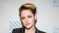 Seperti Cara Delevingne, Kristen Stewart juga terbuka dengan identitas dirinya sebagai seorang lesbian. Ia kini menjalin asmara dengan Dylan Meyer, seorang penulis skenario film Hollywood. Foto: dok. Getty Images