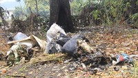 Terlihat sampah plastik dan botol berserakan di taman tersebut. Bangunan memorial yang harusnya indah berbunga, menjadi area perlintasan warga. Taman ini tak berpagar dan dikelilingi oleh pemukiman padat penduduk. (Yudha Maulana/detikcom)