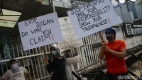 Ali mengatakan, sekitar 400 pencari suaka mendatangi kantor UNHCR. Ali menyebut mereka akan menginap di trotoar Jalan Kebon Sirih hingga UNHCR memenuhi permintaan mereka.