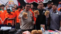 Menurut Kabid Humas Polda Metro Jaya Kombes Pol Raden Argo Yuwono dalam kasus narkoba tersebut para tersangka menggunakan modus yang bervariasi untuk mengelabui petugas kepolisian.