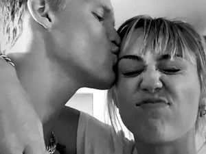 Bantah Isu Putus, Miley Cyrus dan Cody Simpson Makin Mesra