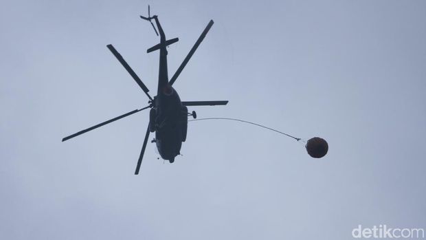 Helikopter Bom Air Padamkan Kebakaran Hutan di Kawah Putih