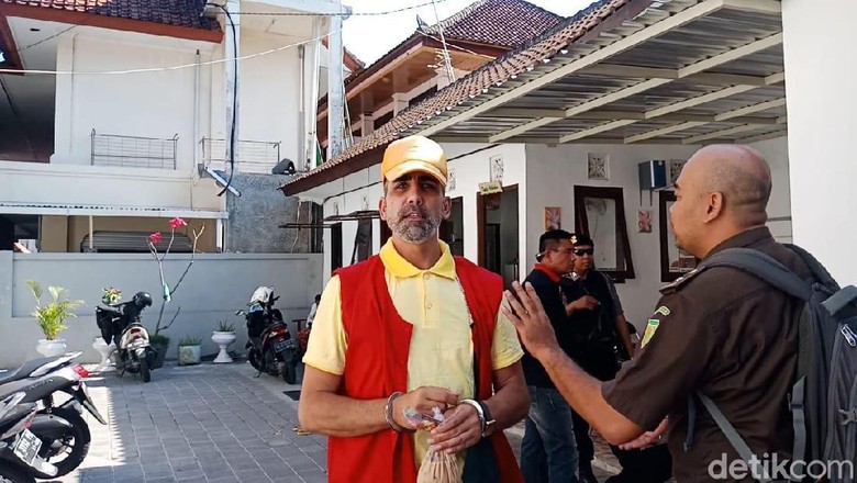 WN Australia di Bali Dituntut 8 Bulan Bui Gara-gara Setrum Temannya WN Australia di Bali Dituntut 8 Bulan Bui Gara-gara Setrum Temannya