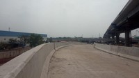 Di sebelahnya, ada proyek Kereta Kencang Indonesia China (KCIC) Jakarta-Bandung (JKT-BDG) yang sedang dikebut pembangunannya. Para pekerja terlihat sibuk bekerja di atas girder-girder alias tiang penyangga rel elevated. Foto: Herdi Alif Al Hikam/detikcom