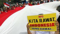 Mereka membentangkan bendera raksasa.
