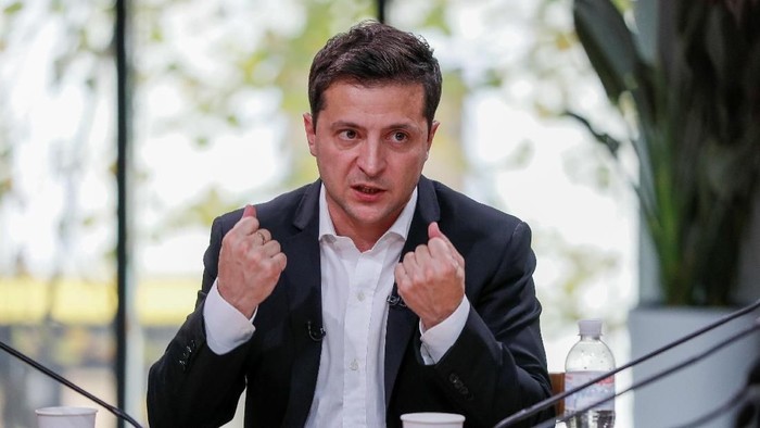 Ukraines President Volodymyr Zelenskiy holds a press-marathon at a food market in Kiev, Ukraine October 10, 2019.  REUTERS/Gleb Garanich
