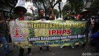 Massa petani juga membawa spanduk ucapan terima kasih kepada Jokowi.