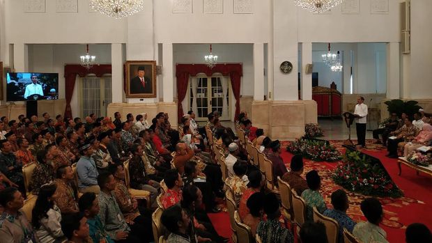 Jokowi menjelaskan soal SK perhutanan sosial.