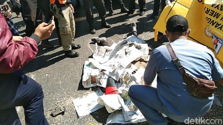 Pohon Tumbang di Surabaya Tewaskan Seorang Pengendara Motor Pohon Tumbang di Surabaya Tewaskan Seorang Pengendara Motor