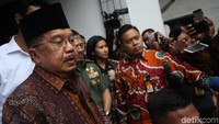 Menyusul kemudian Wakil Presiden Jusuf Kalla juga ikut besuk Wiranto. Agung Pambudhy/detikcom.