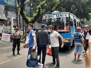 Para Pencari Suaka Tiba di Jalan Kebon Sirih, Sampaikan Protes ke UNHCR