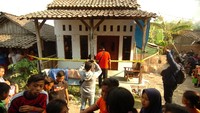Sejumlah warga memperhatikan rumah Fitri Andriana pelaku penusukan Menko Polhukam Wiranto yang dipasang garis polisi di Desa Sitanggal RT 007 RW 002, Brebes, Jawa Tengah, Kamis (10/10/2019). Polres Brebes memasang garis polisi untuk penggeledahan rumah pelaku. ANTARA FOTO/Oky Lukmansyah. 