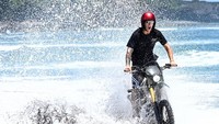 Quartararo pun memilih cara lain untuk menikmati pantai di Bali. Ia memacu motor trail untuk melibas tepi pantai. (Foto: Instagram @fabioquartararo20)