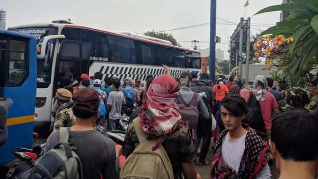 Bus Datang, Pencari Suaka Batal Jalan Kaki dari Kalideres ke Kebon Sirih