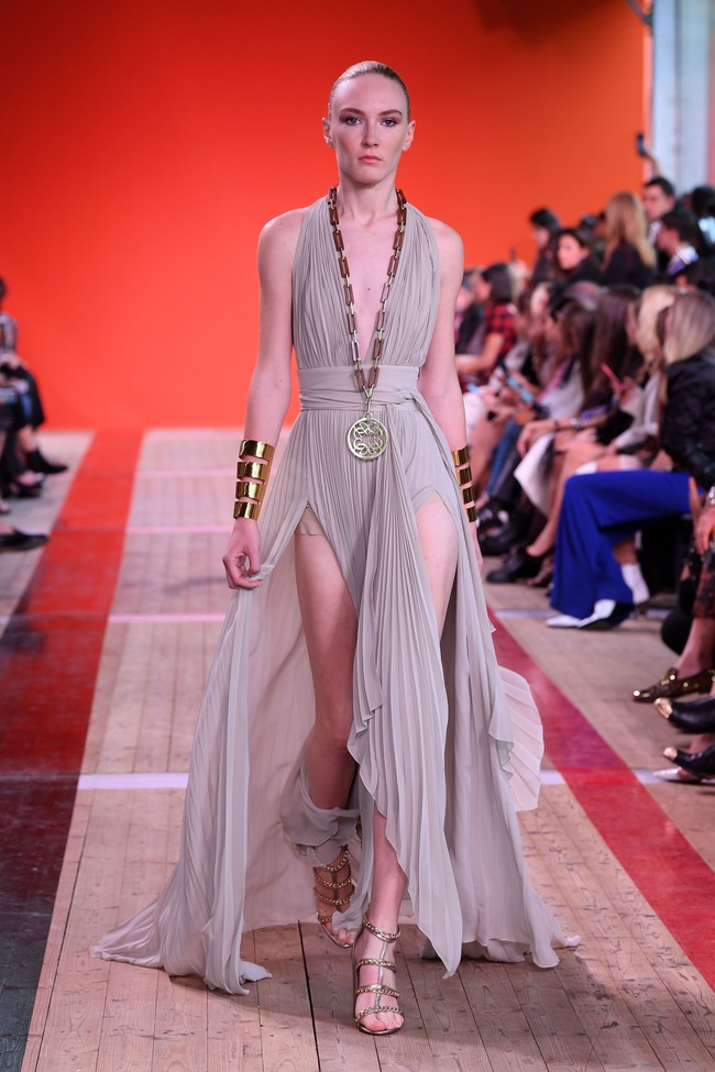 Elie Saab memeragakan koleksi gaun terbarunya di Paris Fashion Week 2020, Prancis, Sabtu (28/09/2019). Photo by Pascal Le Segretain/Getty Images