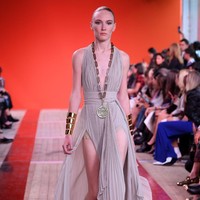 Elie Saab memeragakan koleksi gaun terbarunya di Paris Fashion Week 2020, Prancis, Sabtu (28/09/2019). Photo by Pascal Le Segretain/Getty Images